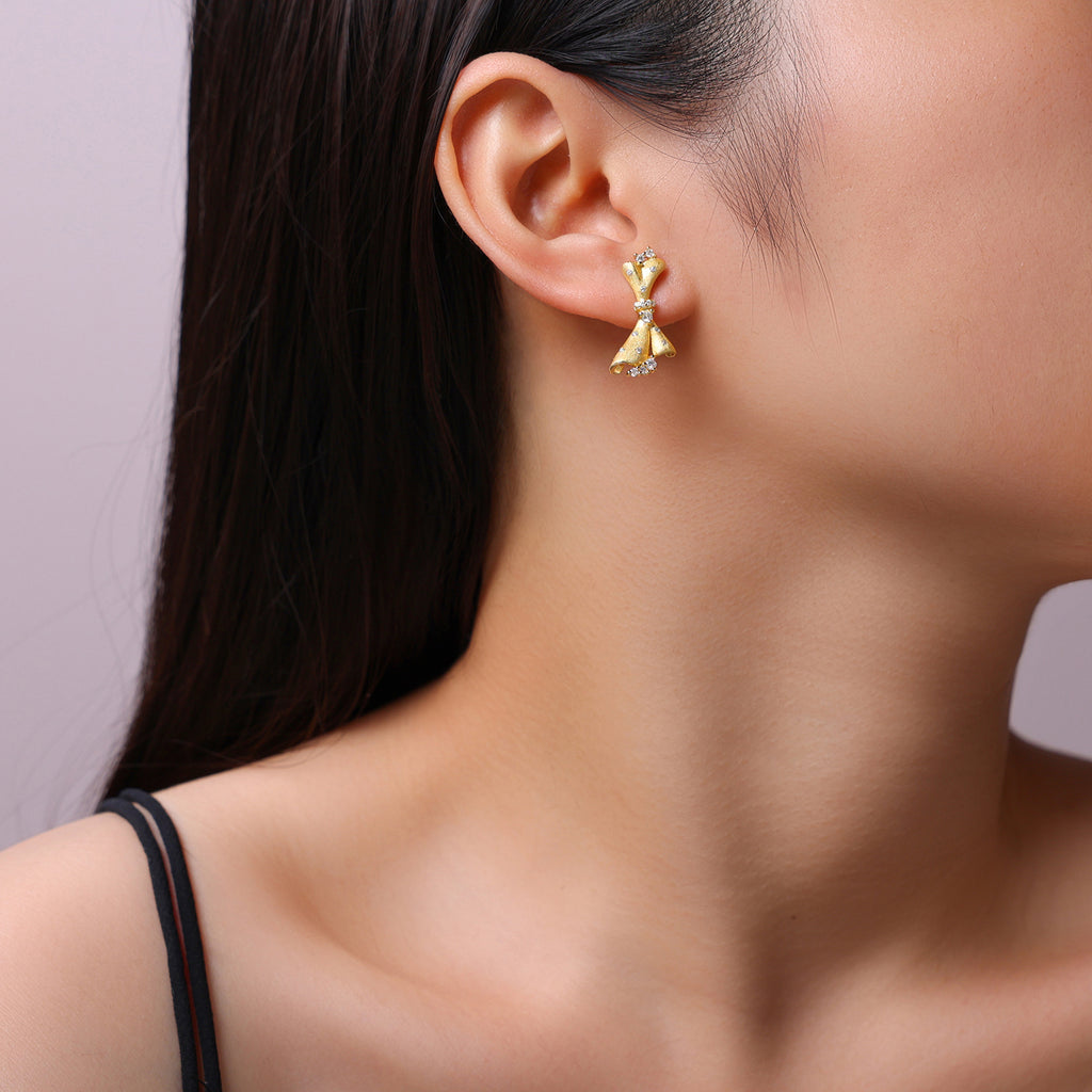 A Luxurious And Fashionable Minimalist Jewelry Earring Set Featuring Top-quality Moissanite Stones, Made Of S925 Silver Electroplated With Gold.